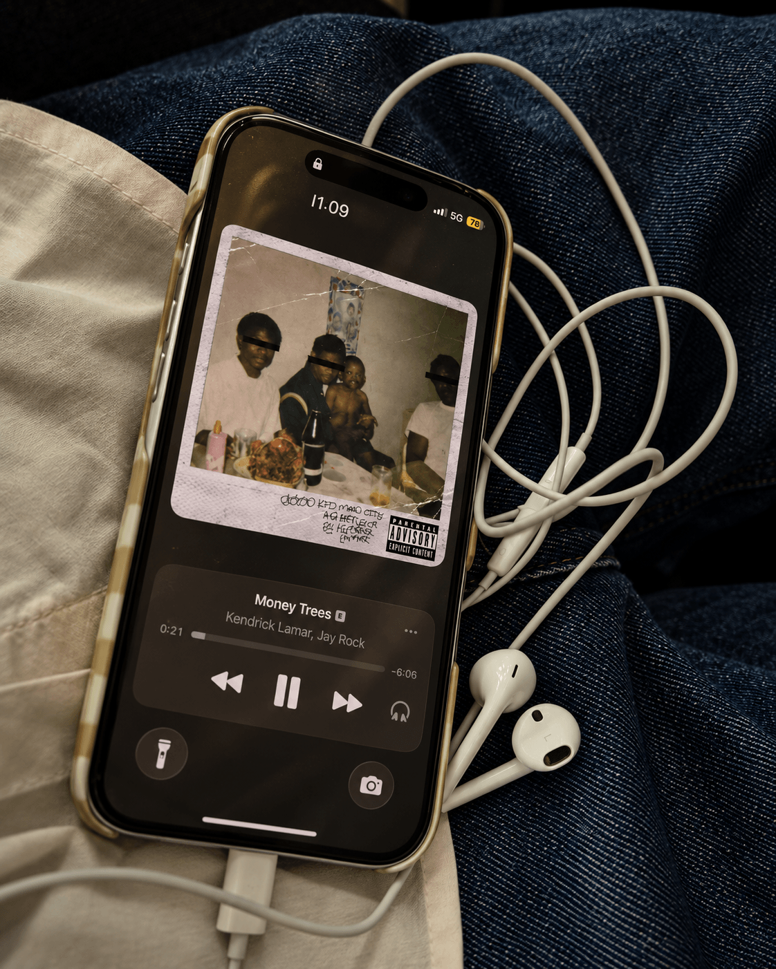 Telemóvel com música e auriculares sobre ganga