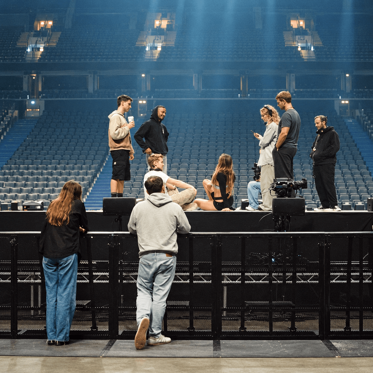 Equipa a preparar uma produção em palco numa sala de espetáculos